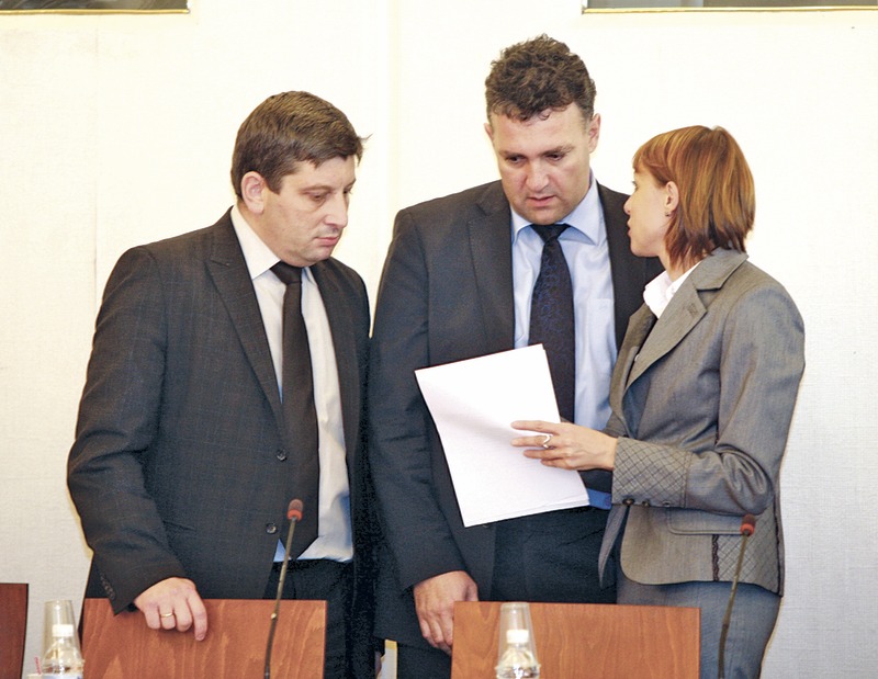 Герберът Диан Червенкондев (вляво) успя да убеди колегите си от бюджетната комисия да подкрепят проекта на нов Закон за хазарта на второ четене