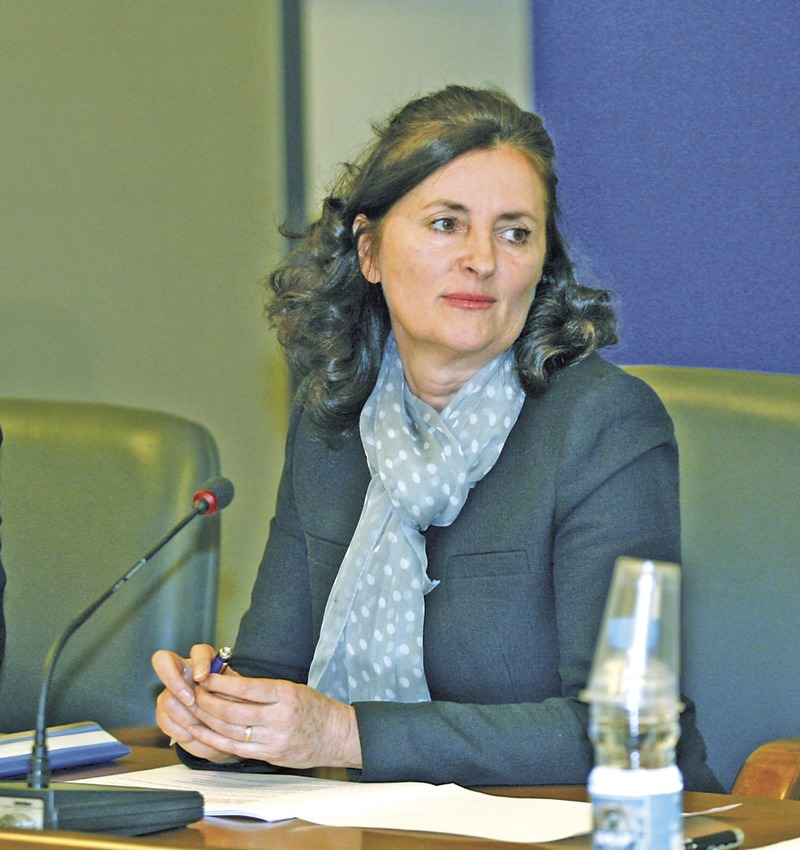 Вицепремиерът Даниела Бобева се надява с промените в тарифите да ограничи самоцелното обжалване на обществените поръчки.