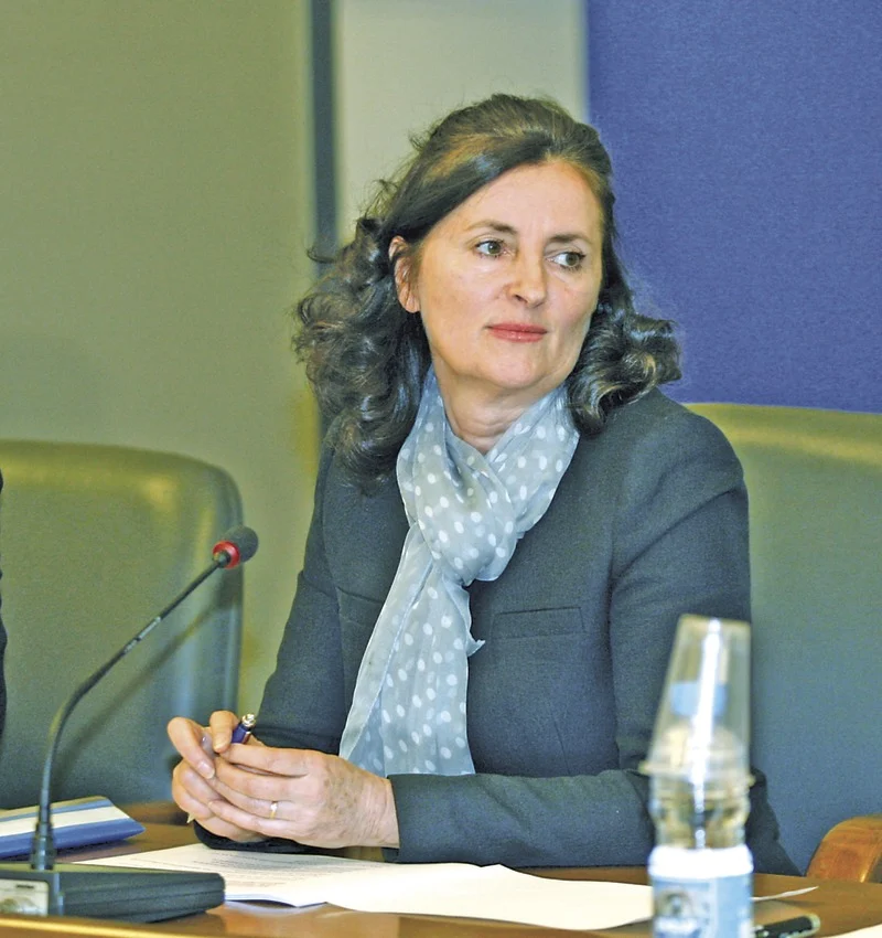 Вицепремиерът Даниела Бобева се надява с промените в тарифите да ограничи самоцелното обжалване на обществените поръчки.