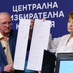 Централната избирателна комисия (ЦИК) представя хартиените бюлетини и демо версията на електронната за вота на 2 октомври
