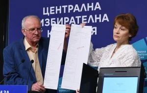 Централната избирателна комисия (ЦИК) представя хартиените бюлетини и демо версията на електронната за вота на 2 октомври