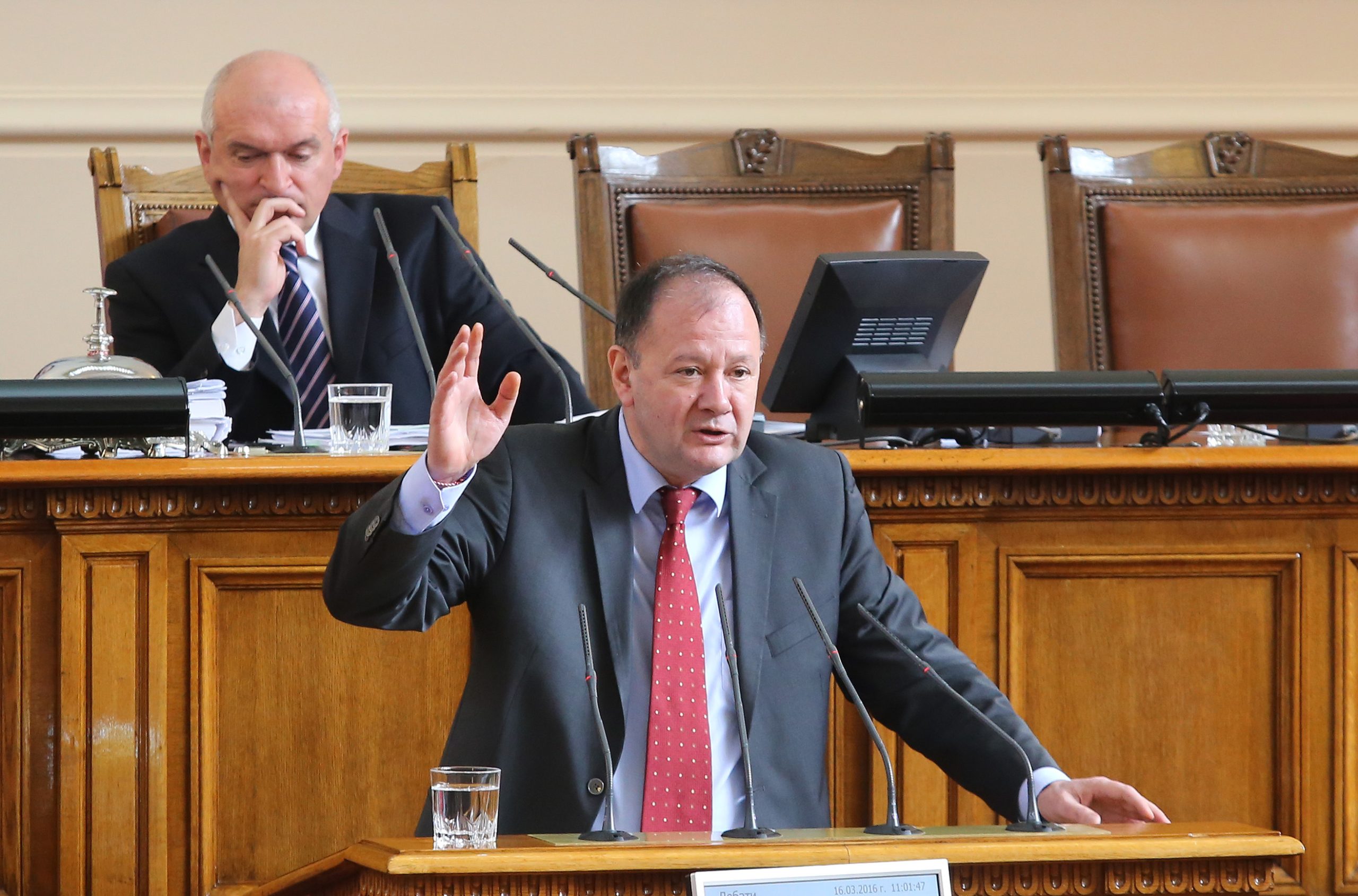 Парламент Михаил Миков