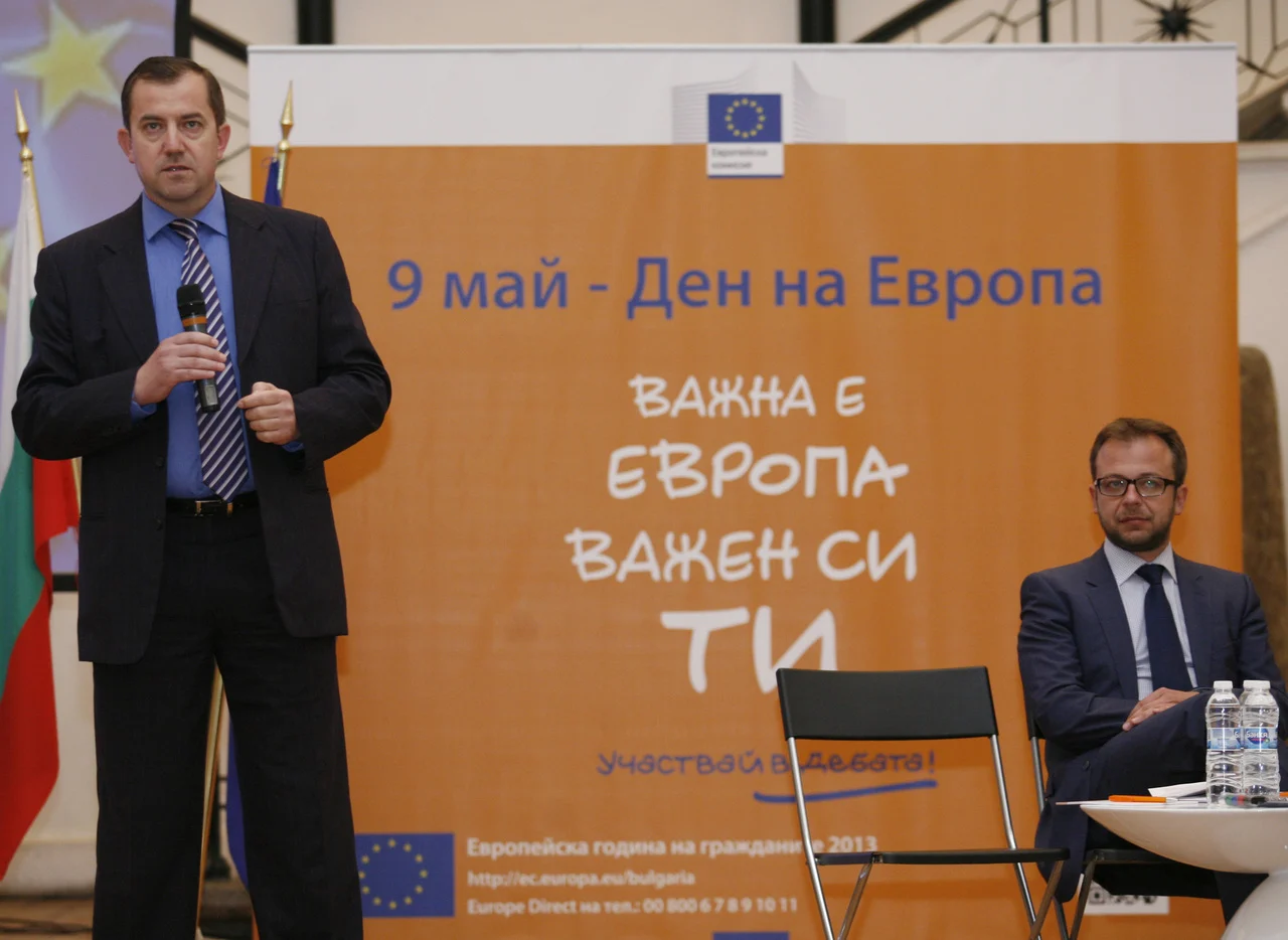 София (9 май 2013) Представителството на Европейската комисия в България и Информационното бюро на Европейския парламент у нас организираха по случай Деня на Европа - 9 май дискусия на тема "Това е нашата Европа: Kак да бъдем активни граждани?".Огнян Златев  - ръководител на представителството на Европейската комисия в София