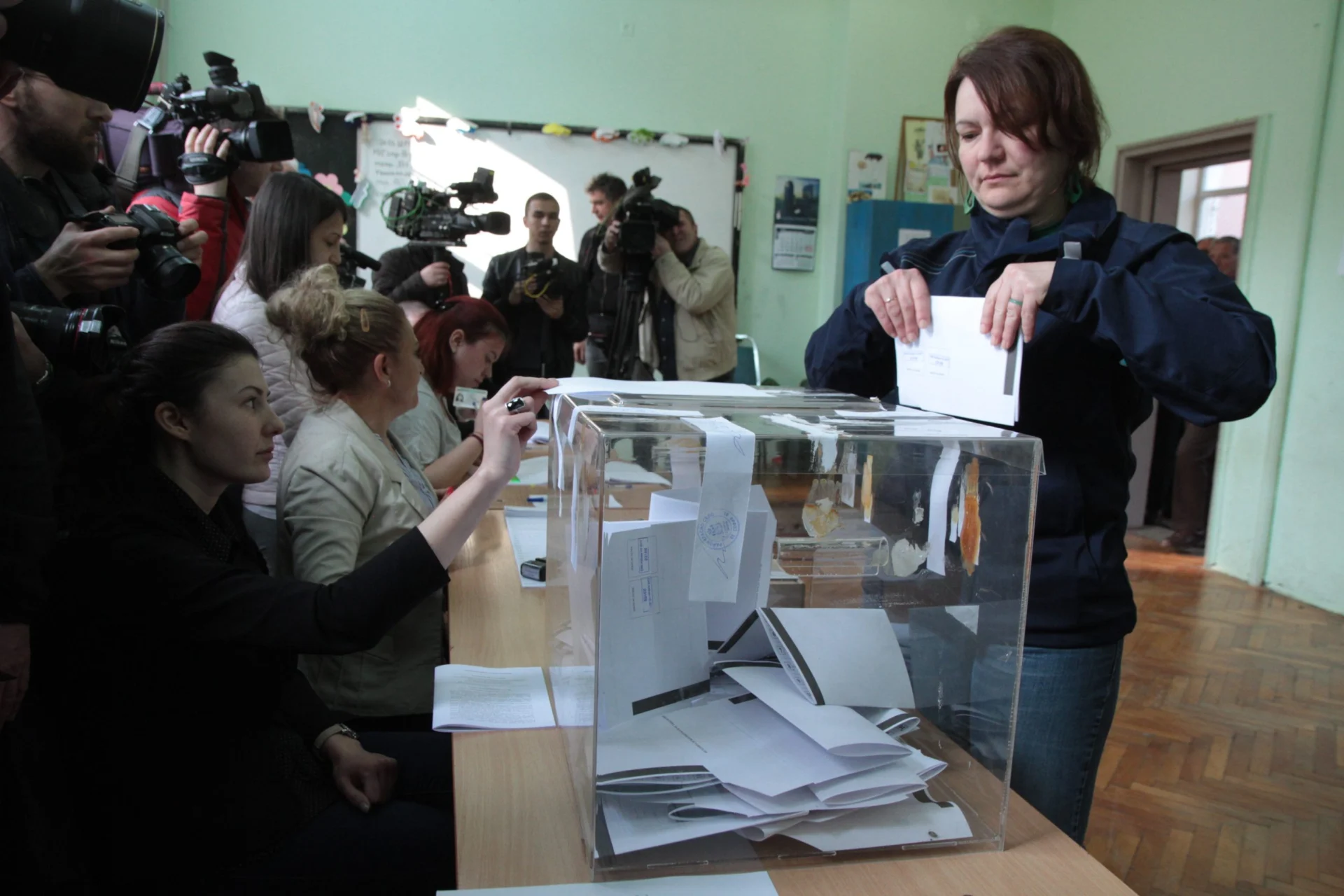 Парламентарни избори гласуване урна гласоподаватели...