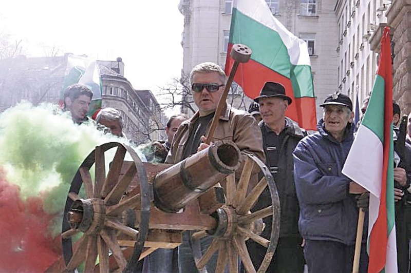 Протестиращи гърмят нахалост срещу високите цени