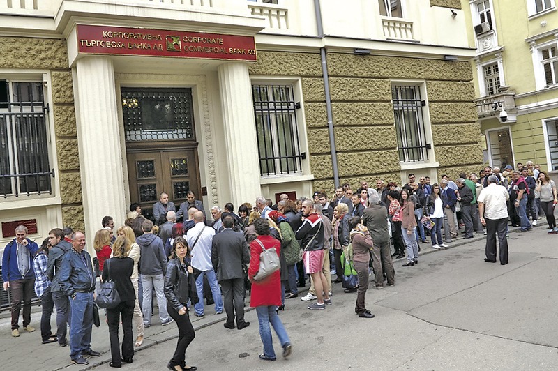 Докато опашките се виеха пред банковите сгради на КТБ