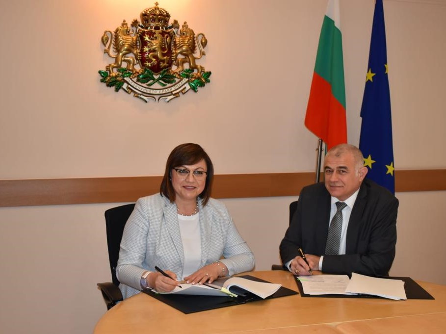 министъра на икономиката и индустрията Корнелия Нинова и министъра на труда и социалната политика Георги Гьоков