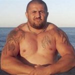 Един от задържаните лихвари демонстрира финансовата си мощ.