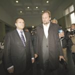 Бившият министър Николай Цонев (вляво) с адвоката си Васил Василев след прочитането на присъдата.