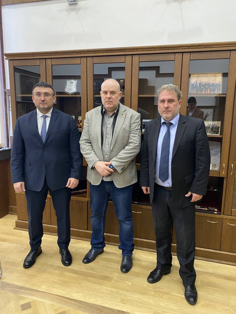 трима срещу културната мафия