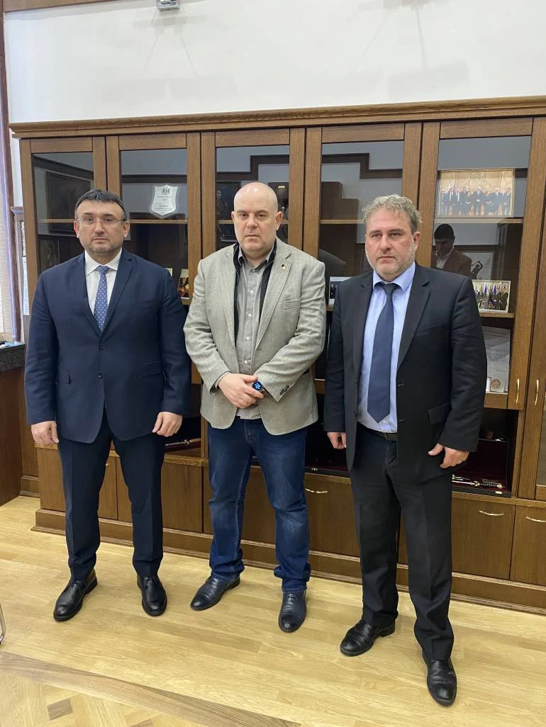 трима срещу културната мафия