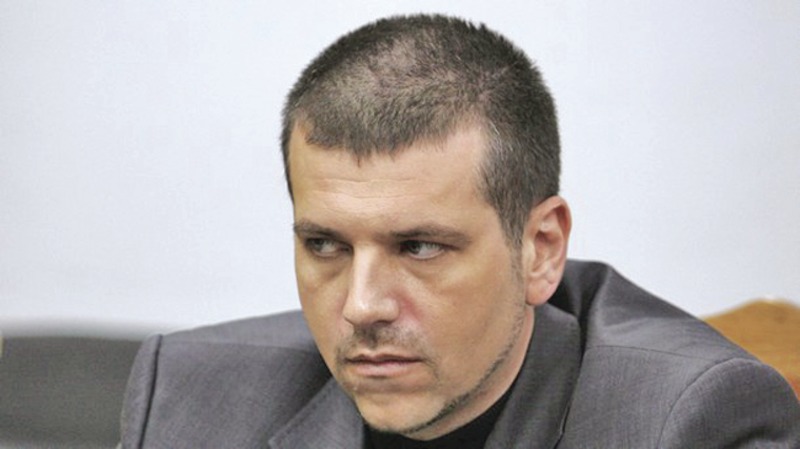Главният секретар на МВР Калин Георгиев гледа под вежди младшите криминални разузнавачи.