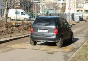 Легнал полицай гърбица пешеходна пътека