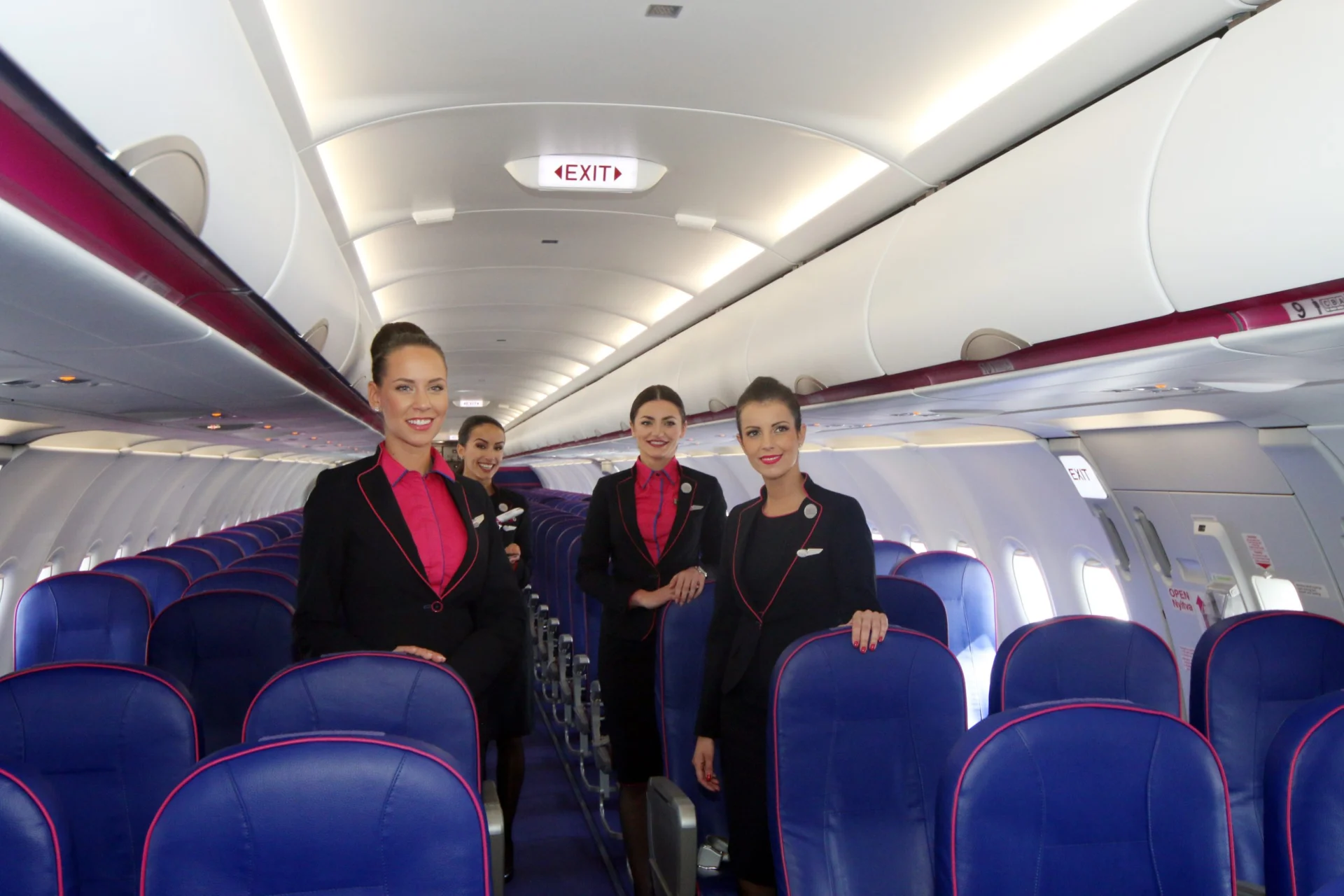 Летище София  Пресконференция  по случай 10 години Wizz Air в България самолет
