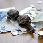 охлюв пари монети
