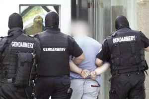 Екип от жандармеристи участва в задържането на Главестия в дома му в Козлодуй.