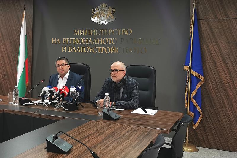 заместник-министър на регионалното развитие и благоустройството и проф. Олег Асенов АПИ МРРБ