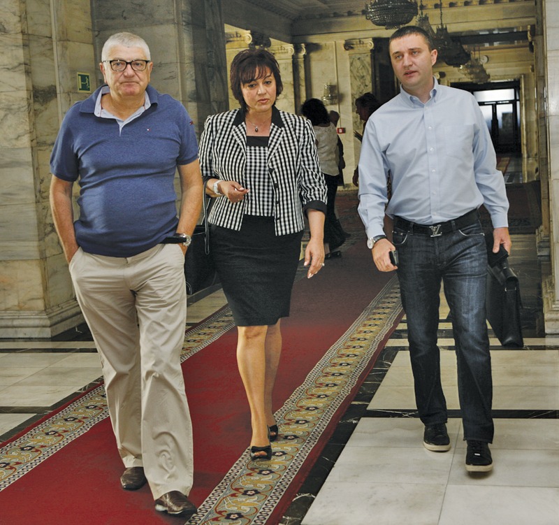 През последния един месец депутатът от “Коалиция за България” Петър Кънев (вляво) е изключително инициативен