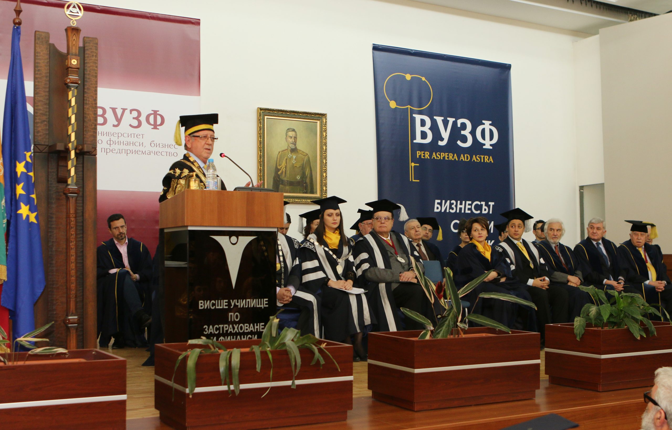 ВУЗФ Григорий Вазов раздава дипломи