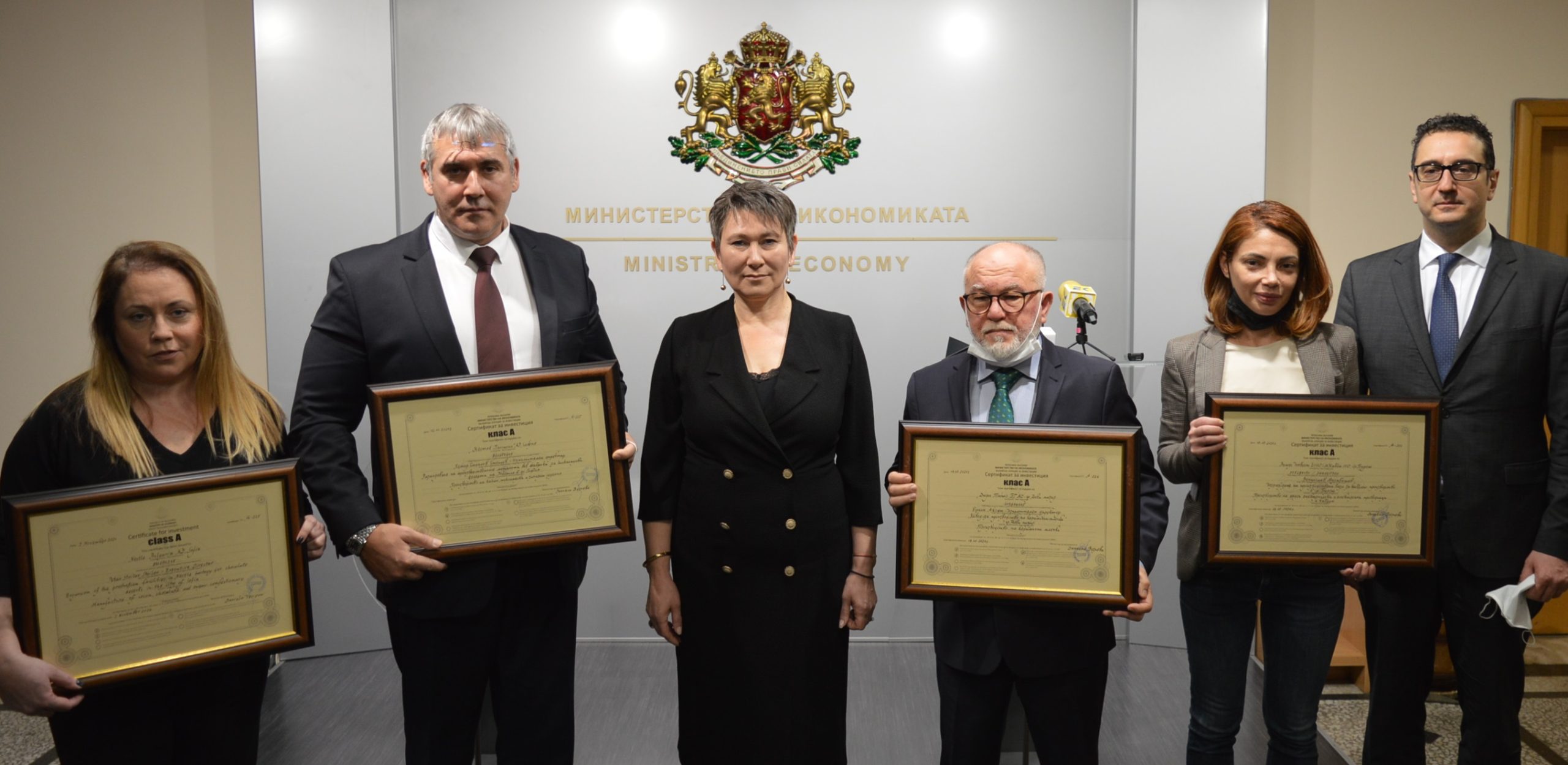Министър Везиева връчи три сертификата за насърчаване на инвестиции