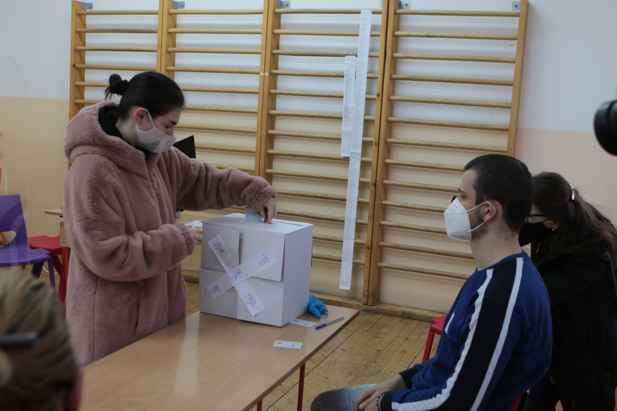 Гласуване избори глас урни гласоподаватели