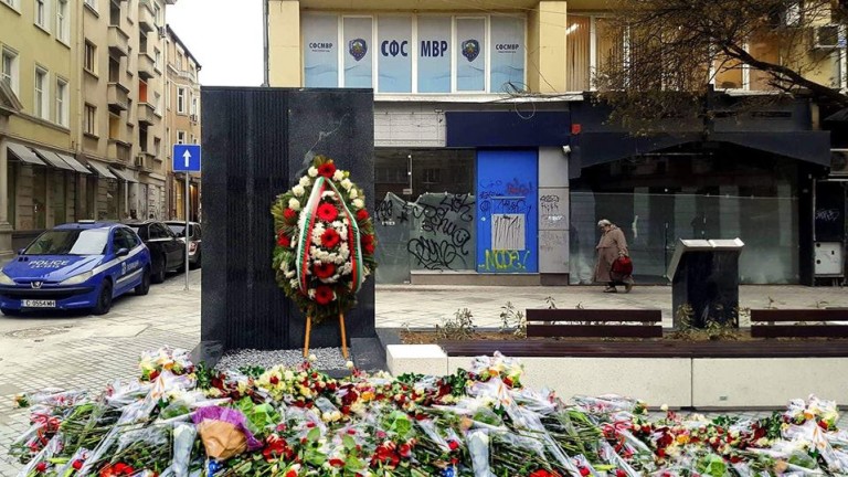 монолит на Гарибалди