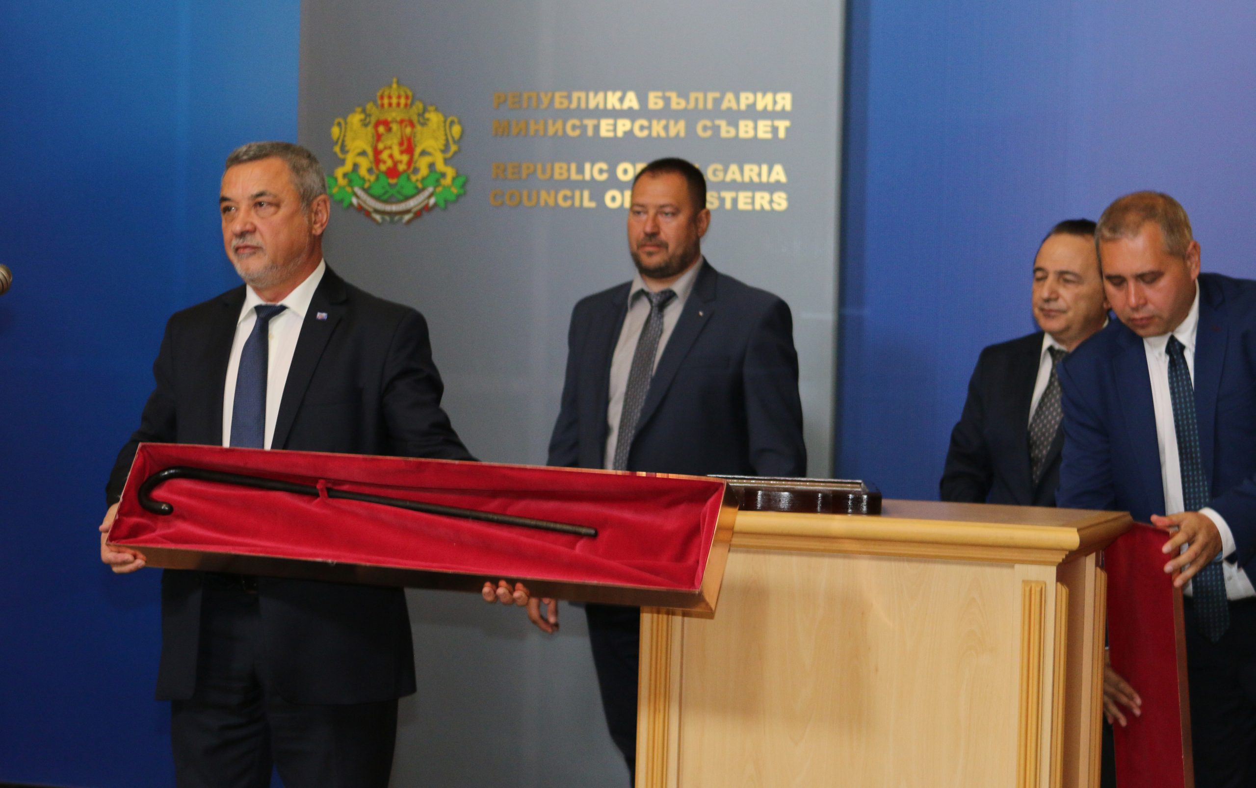 Министерски съвет вицепремиера Валери Симеонов показа автентичния бастун на Даскал Ботьо Петков