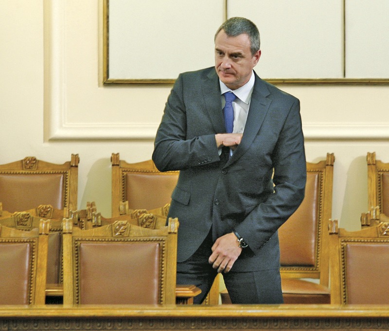 В МВР и ДАНС очакват какво ще извади от вътрешния си джоб силовият вицепремиер Цветлин Йовчев.