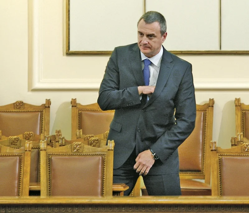 В МВР и ДАНС очакват какво ще извади от вътрешния си джоб силовият вицепремиер Цветлин Йовчев.