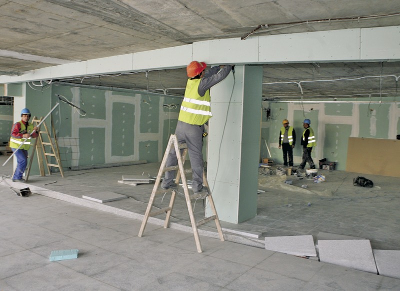 Строителните работници са сред първите