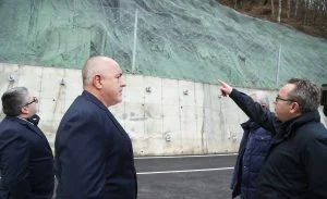 Борисов и Нанков инспектират укрепеното срутище на пътя за Рилския манастир