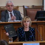 Парламент Мая Манолова