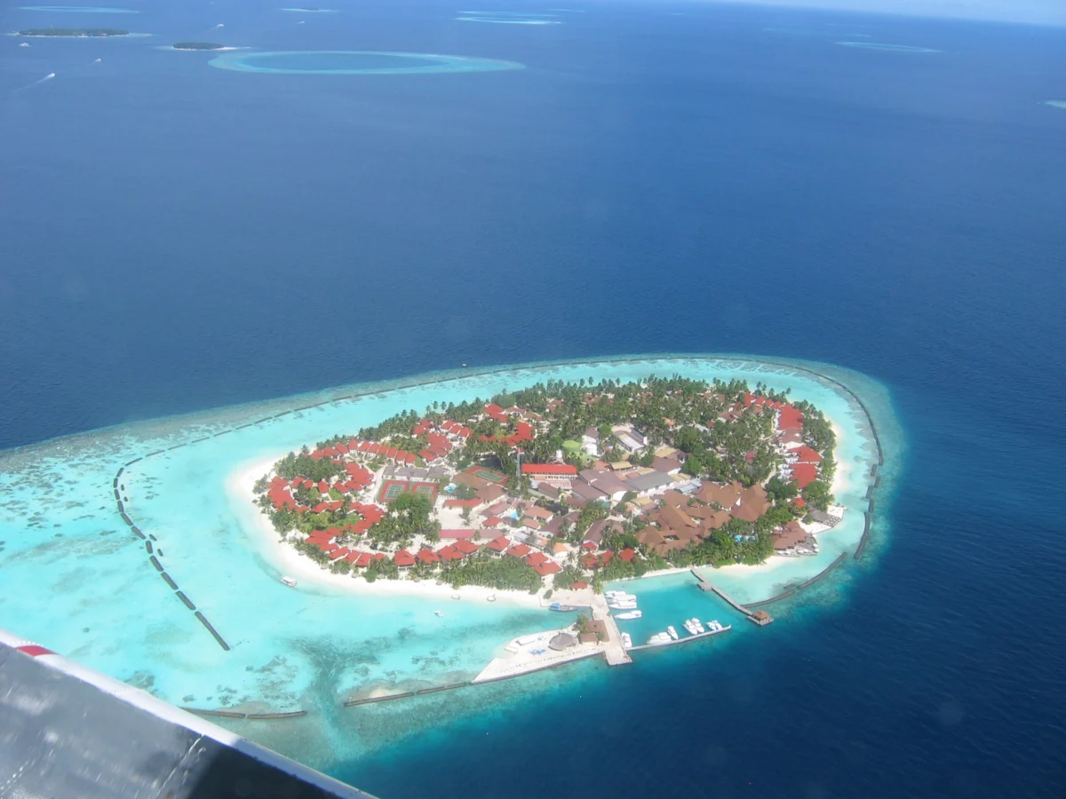 edin ot mnogobrojnite atoli na maldivite s prilezhasthiya mu rif i plitchina ot samoleta