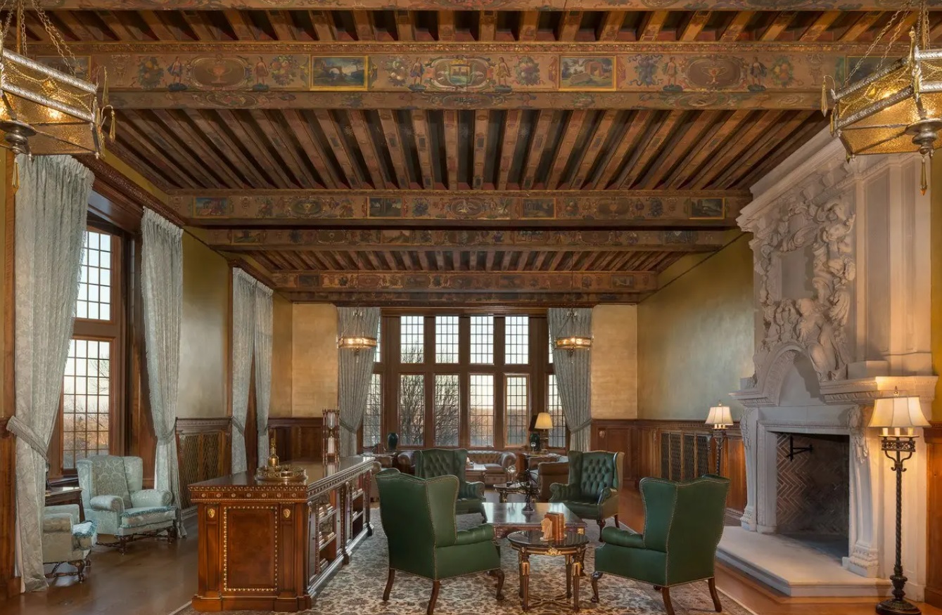 Една от многото пищно украсени стаи.