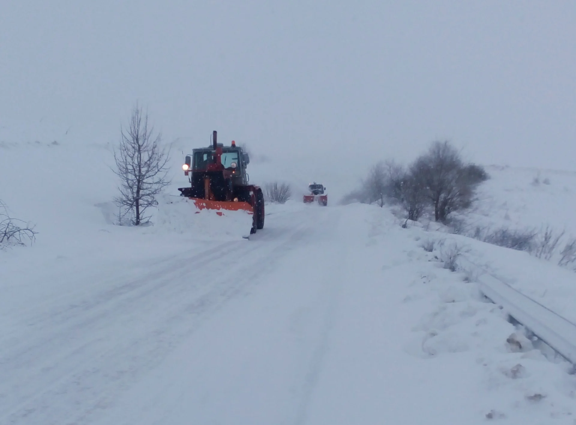 сняг снегорин зима снегопочистване почистване път пътища