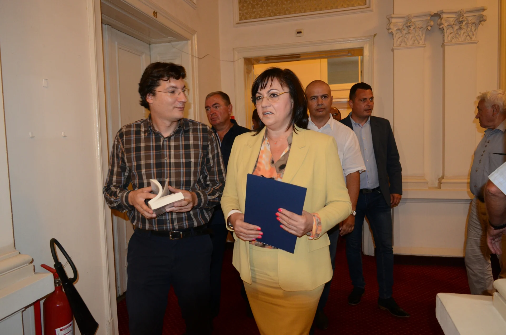 БСП Внася искане за  извънредно заседание на парламента Корнелия Нинова Крум Зарков