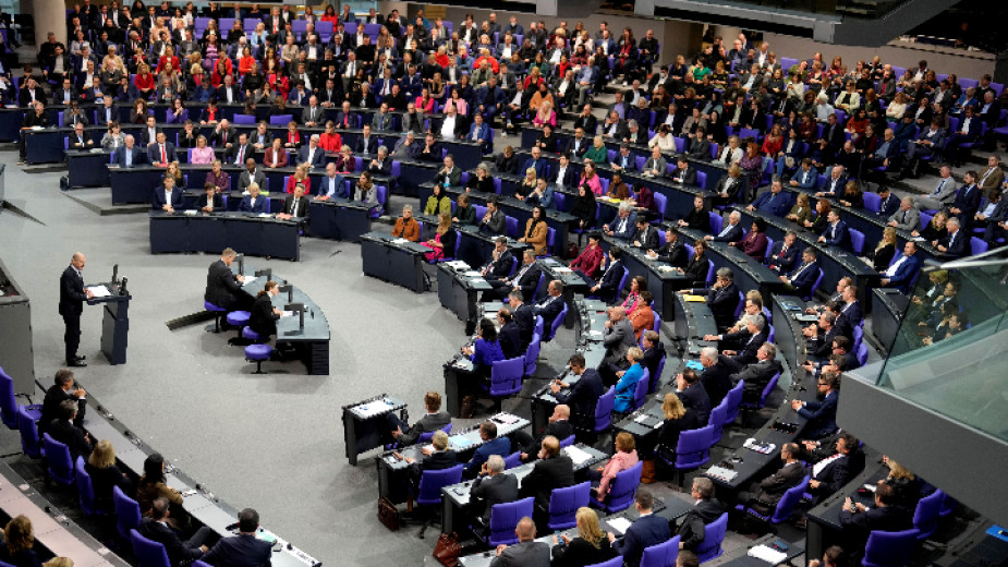 Германският канцлер Шолц не получи вот на доверие в Бундестага, Правителството падна