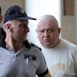 Сали Табаков напът към съдебната зала. Той е обвинен за стопански престъпления - сключване на неизгодни сделки, особено тежък случай, и сделки с имущество, придобито чрез престъпление.