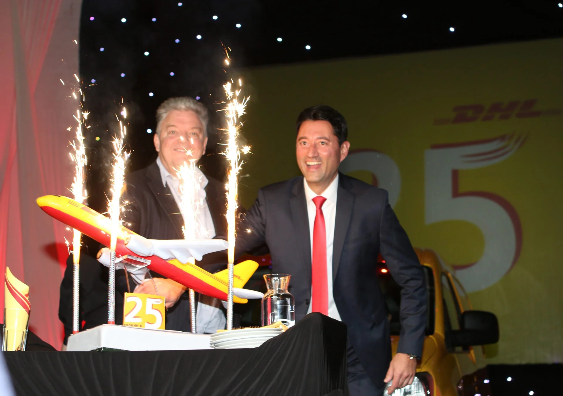25 години DHL