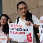 Майки на протест пред МС за увеличаване на обезщетението за втората година от майчинството