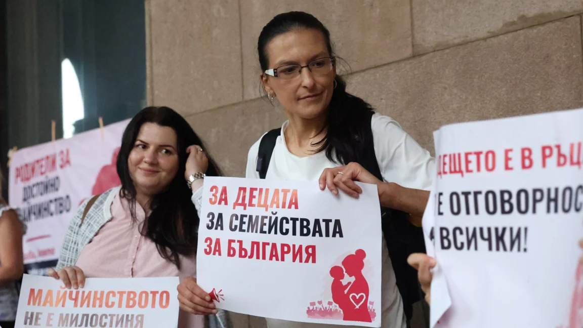 Майки на протест пред МС за увеличаване на обезщетението за втората година от майчинството