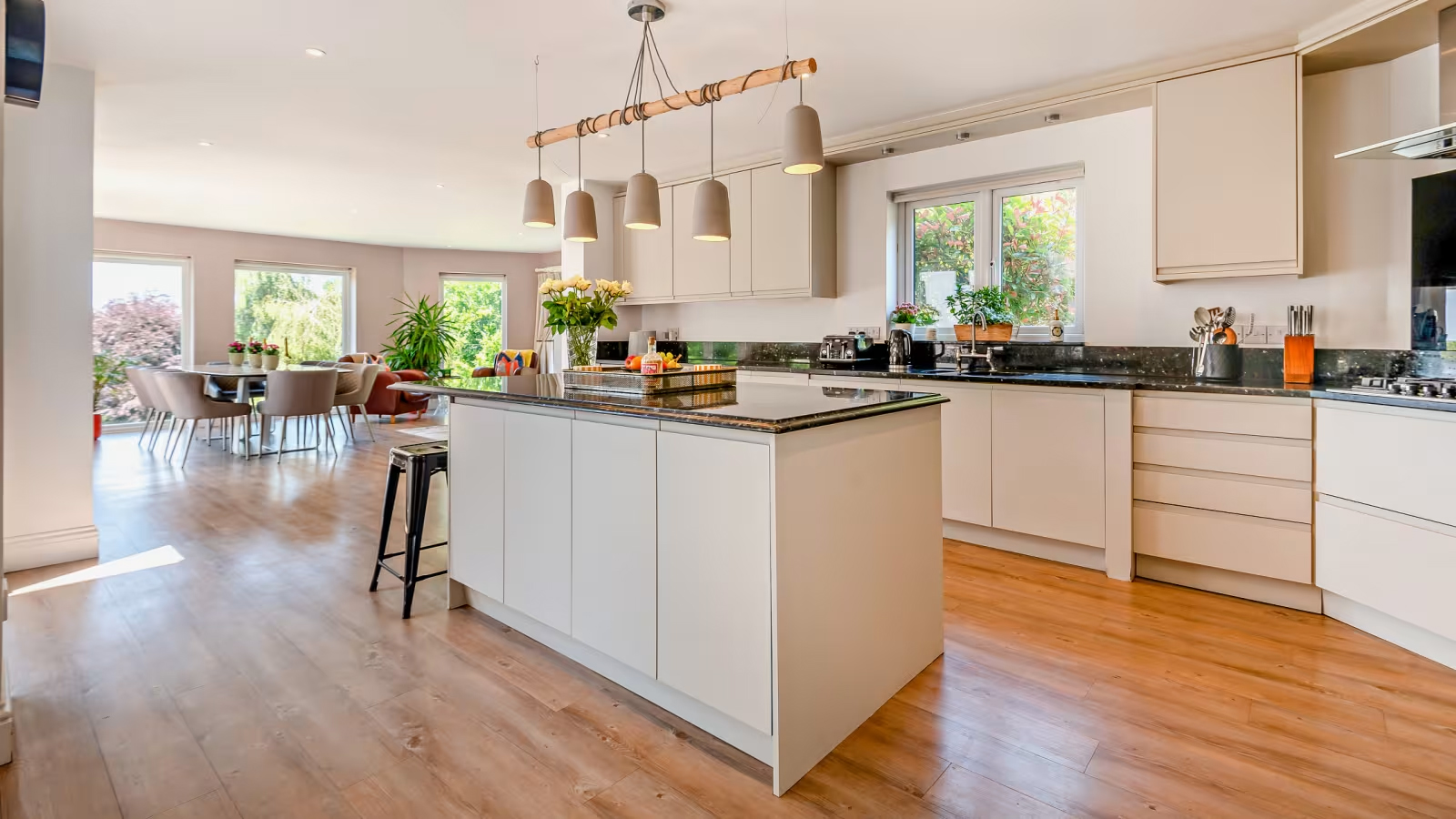 Английското имение Nodwood House с луксозен център за коне се продава за 6.5 млн. долара