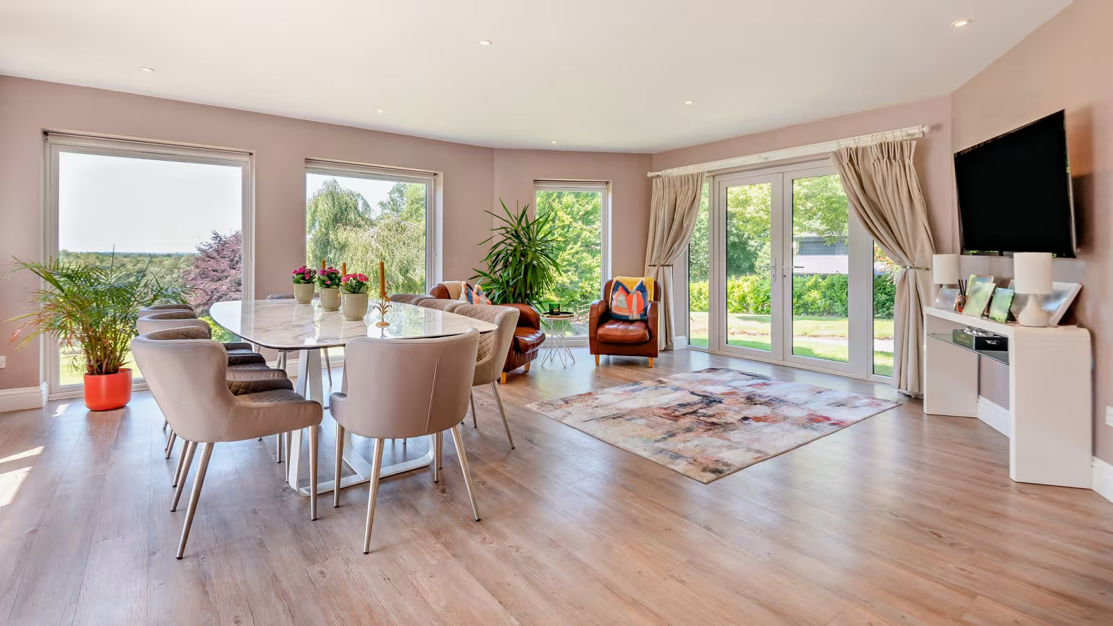 Английското имение Nodwood House с луксозен център за коне се продава за 6.5 млн. долара