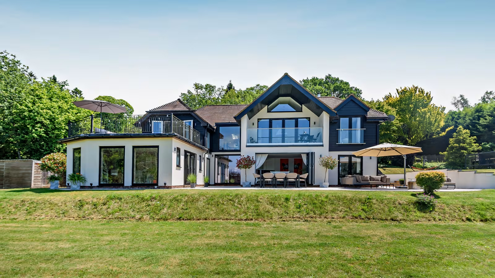 Английското имение Nodwood House с луксозен център за коне се продава за 6.5 млн. долара