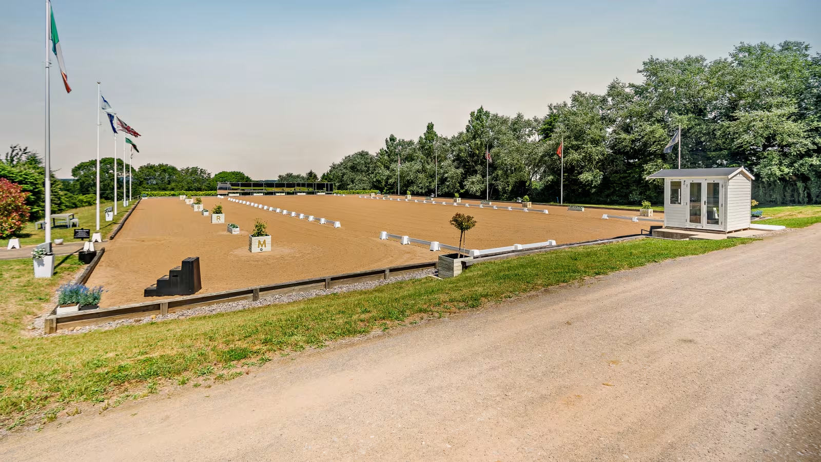 Английското имение Nodwood House с луксозен център за коне се продава за 6.5 млн. долара