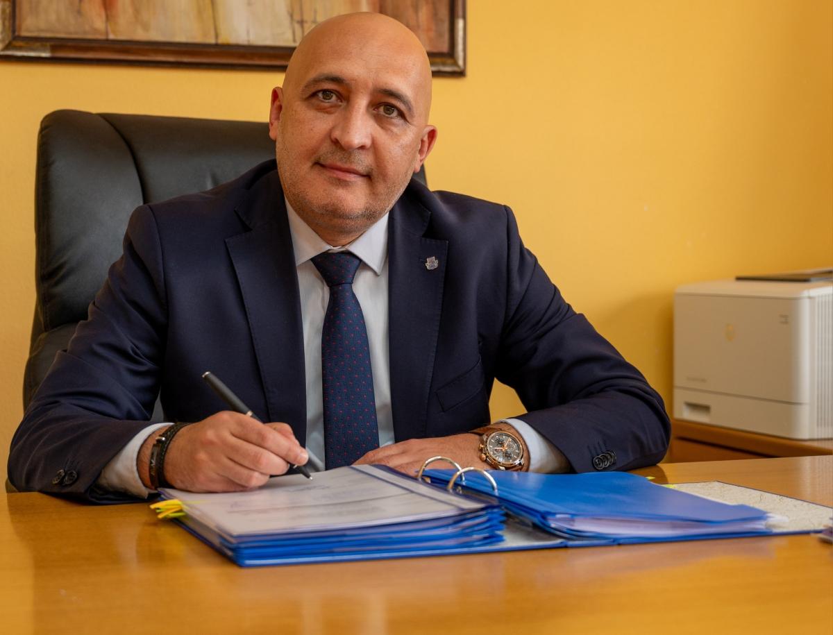 Кметът на Кърджали Ерол Мюмюн е задържан, полицията влезе в общината