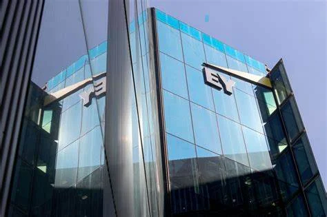 FRC глоби EY с 295 хил. паунда за одит на свързаната с олигарха Абрамович Evraz