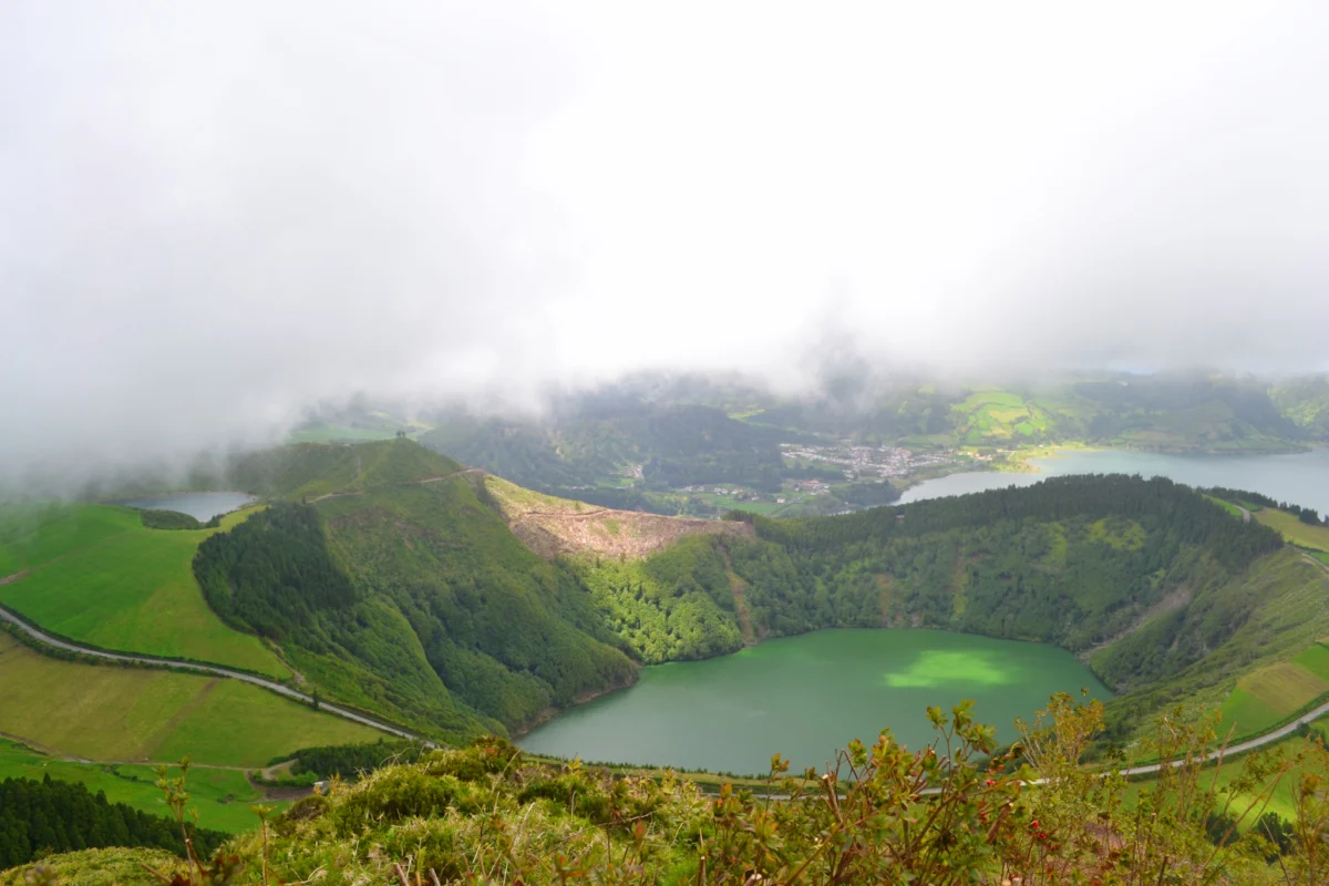 ezeroto lagoa de santiago v krater na vulkan