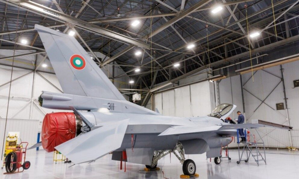 Европейската комисия ще следи внимателно твърденията за саботаж около българския F-16