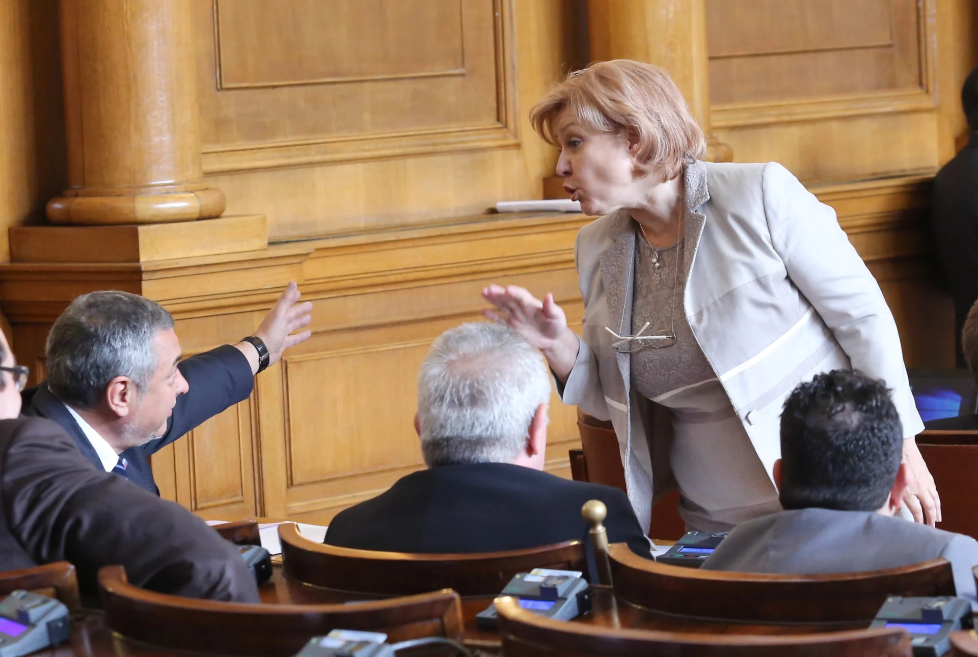 Парламент Менда Стоянова